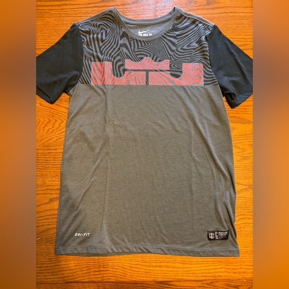 Like New Nike Men’s Lebron James Medium Tee Shirt